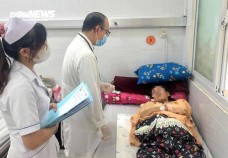 Mẹ bầu song thai được ghép bàn tay vào cổ chân ở TP.HCM đã đi lại được
