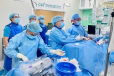 Bác sĩ Việt 'bung dù' bịt lỗ thông trong tim cứu bệnh nhân Campuchia