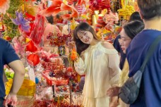 Phố Hàng Mã đông nghịt người đi chơi Trung thu sớm