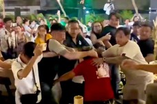 Hàng chục thanh niên dùng vợt hứng tiền; Xác minh vụ ẩu đả có nghệ sĩ tại quán ăn