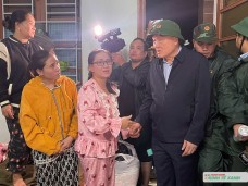 Phó Thủ tướng Thường trực Nguyễn Hòa Bình đến trực tiếp với người dân vùng lũ