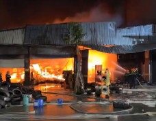 Cháy dữ dội cửa hàng lốp ô tô ở Bắc Ninh, toàn bộ tài sản bị thiêu rụi