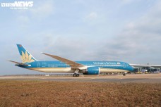 Cận cảnh máy bay lớn nhất Việt Nam hạ cánh xuống sân bay Long Thành