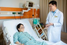 Chồng chia đôi lá gan cứu vợ