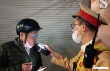 Cảnh sát hóa trang ghi hình gần nhà hàng: Dân nhậu nhờn luật gặp ngay 'thiên la địa võng'