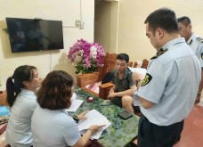 Chủ cơ sở sản xuất giò chả bị điều tra vì sử dụng chất cấm
