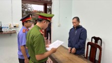 Mâu thuẫn gia đình, chồng chém vợ rồi uống thuốc sâu, thắt cổ, cho tay vào ổ điện để tự sát nhưng bất thành