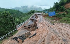 Quốc lộ bị chia cắt, sạt lở ở khắp nơi, các đoàn cứu trợ cần lưu ý gì?