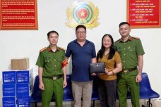 Nữ thiếu tá công an trả lại túi xách gần 400 triệu cho người đánh rơi