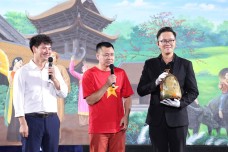 NSND Xuân Bắc, NSND Tự Long chủ trì phiên đấu giá, thu 2,5 tỷ đồng cho người dân vùng lũ