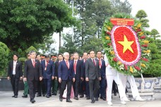 Đại biểu Đại hội Đảng bộ TPHCM dâng hương tri ân các Anh hùng liệt sĩ