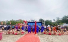 Hàng nghìn người đổ về xem màn tranh tài kéo co ngồi độc đáo ở Hà Nội