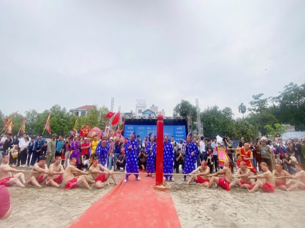 Hàng nghìn người đổ về xem màn tranh tài kéo co ngồi độc đáo ở Hà Nội