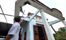 Lốc xoáy càn quét lúc nửa đêm khiến 2 người bị thương, hàng chục nhà dân tốc mái