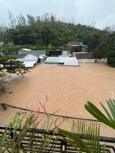 Mưa lũ lớn gây thiệt hại nặng tại Trung Bộ: Nhiều tuyến quốc lộ vẫn tê liệt, lực lượng chức năng ứng trực 24/24h