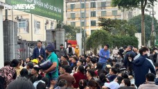 Vật vã thức xuyên đêm chờ nộp hồ sơ mua nhà xã hội ở Hà Nội