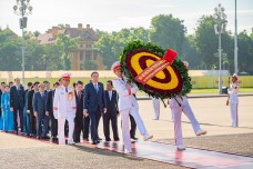 Đoàn đại biểu dự Đại hội Đảng bộ Quốc hội vào Lăng viếng Chủ tịch Hồ Chí Minh