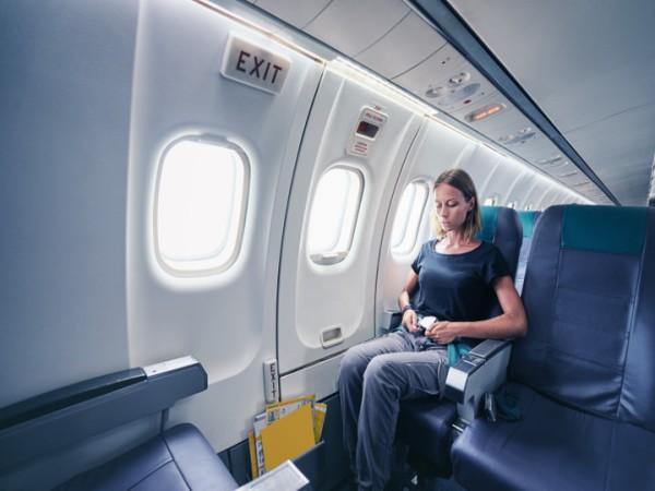 Vì sao không phải ai cũng được ngồi ghế cạnh cửa thoát hiểm trên máy bay?