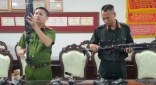 Gần 200 cảnh sát đột kích đường dây sản xuất, mua bán súng quân dụng