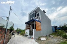 Bất ngờ bị người lạ xây nhà trên đất đã được cấp sổ đỏ, còn 'ép' bán đổi đất