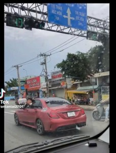 Truy tìm lái xe Mercedes 'quậy' trên đường