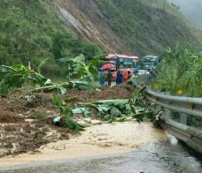 Sạt lở nghiêm trọng trên đèo Lò Xo, giao thông tê liệt do mưa lớn