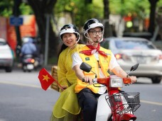 Độc lạ tour xe Độc lập khám phá Hà Nội trên xe Cub đỏ lừng lẫy một thời