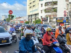 Các tuyến đường vào trung tâm TPHCM kẹt cứng trong ngày đầu đi làm sau lễ