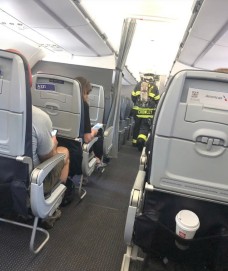 Chuyến bay American Airlines hạ cánh khẩn vì thiết bị của hành khách bốc cháy