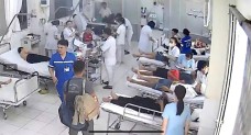 Xe tải và xe khách tông nhau trên cao tốc Vân Phong - Nha Trang khiến 13 người nhập viện