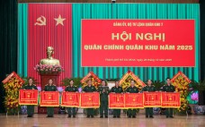 Quân khu 7 đón nhận Huân chương Bảo vệ Tổ quốc hạng nhất