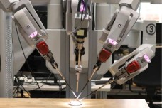 Robot phẫu thuật tự động đầu tiên trên thế giới