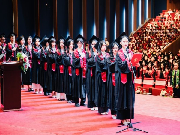 Hơn 1.260 sinh viên Đại học Ngoại thương tốt nghiệp, 30% đạt loại xuất sắc