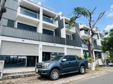 Người mua bất động sản đang đợi chờ “hàng ngộp” giá?