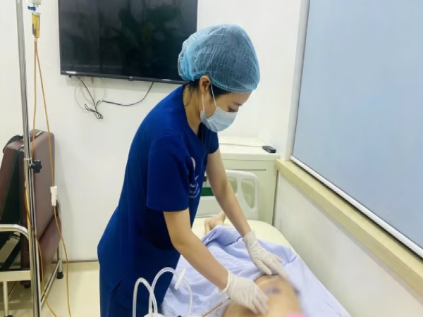 Cảnh báo biến chứng muộn sau tiêm chất làm đầy