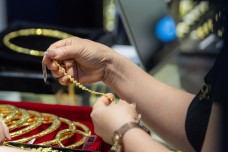 “Vàng có thể dần tạo đáy nhưng khó tăng mạnh ngay trong nửa cuối năm”