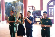 TRUNG ĐOÀN 5 (SƯ ĐOÀN 5) PHỐI HỢP CÙNG CÔNG TY CP TẠP CHÍ DOANH NHÂN VÀ PHÁP LUẬT TRAO QUÀ TRI ÂN ĐẾN GIA ĐÌNH CHÍNH SÁCH NHÂN NGÀY 27/7