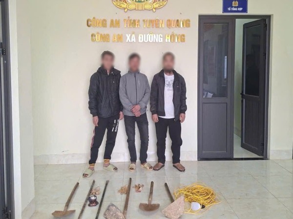 Phát hiện nhóm người mang cuốc xẻng vào rừng tìm vàng trái phép