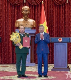 Tổng Bí thư, Chủ tịch nước Tô Lâm trao quyết định thăng quân hàm Thượng tướng đối với đồng chí Lê Quang Đạo