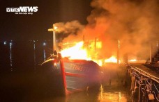 Tàu cá bốc cháy ngùn ngụt trong đêm ở Huế