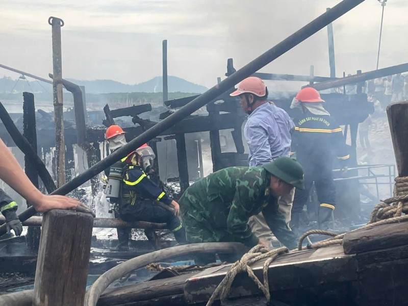 3 tàu cá bốc cháy dữ dội trên sông Hầu, nhiều ngư dân lâm cảnh trắng tay