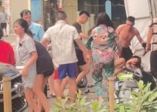Công an xác minh nhóm người hành hung đôi nam nữ giữa phố Hà Nội