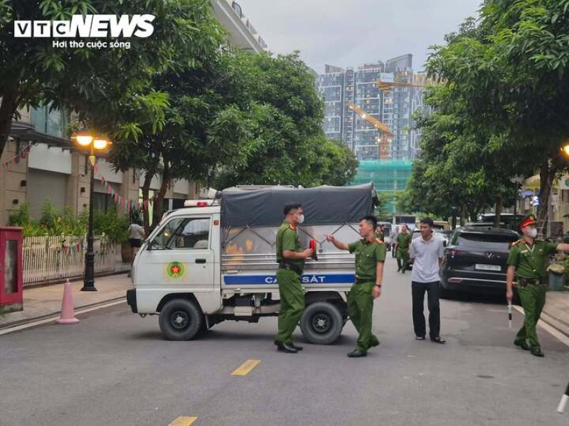Nhiều cảnh sát có mặt tại khu vực nhà Huấn 'Hoa Hồng' ở Hà Nội