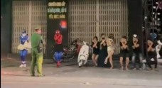 Nhóm thiếu niên ‘đi bão' không đội mũ bảo hiểm, cảnh sát phạt 'thụt dầu' tại chỗ
