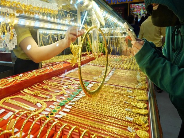 Giá vàng hôm nay: Vàng tăng giá nhẹ nhưng vẫn dưới 4.300 USD, lợi suất Mỹ lên cao nhất 19 năm