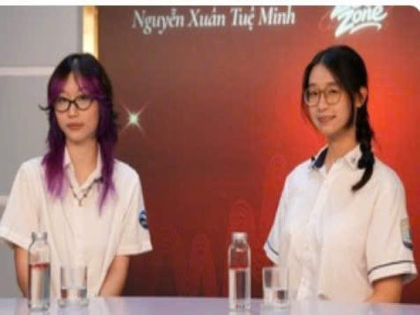 Hai nữ sinh bạn thân cùng thành thủ khoa: Người dẫn đầu A00, người đứng đầu D01