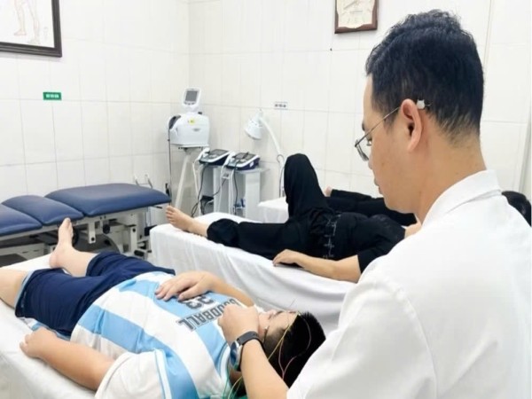 Nhiều trẻ nhập viện vì méo miệng, lệch mặt