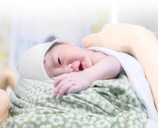 Tìm thấy tinh trùng trong nước tiểu, người đàn ông 57 tuổi lần đầu được làm cha