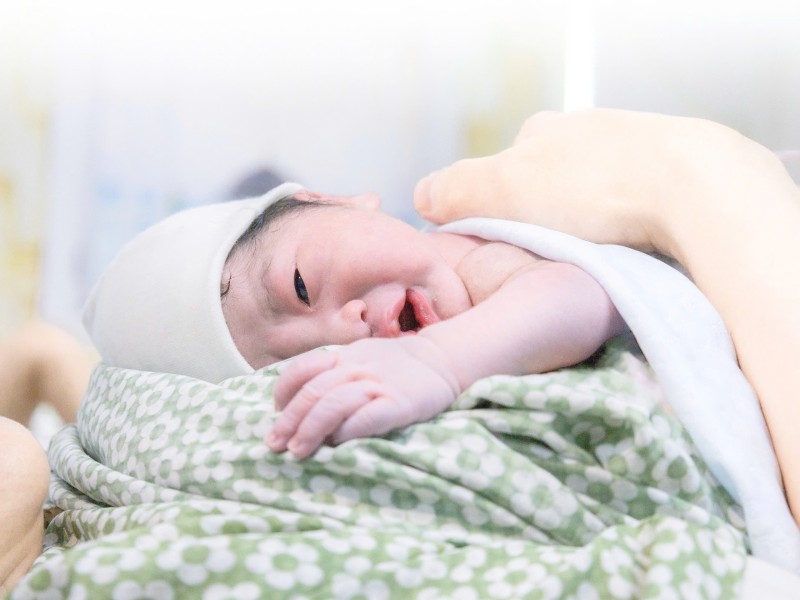 Tìm thấy tinh trùng trong nước tiểu, người đàn ông 57 tuổi lần đầu được làm cha