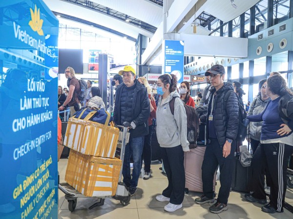 "Cháy vé" nhiều đường bay Tết từ TPHCM đi miền Trung, miền Bắc